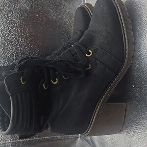 Roxy Yates boots Black Lace-Up Ankle Boots size 11 woman vegan style non slip